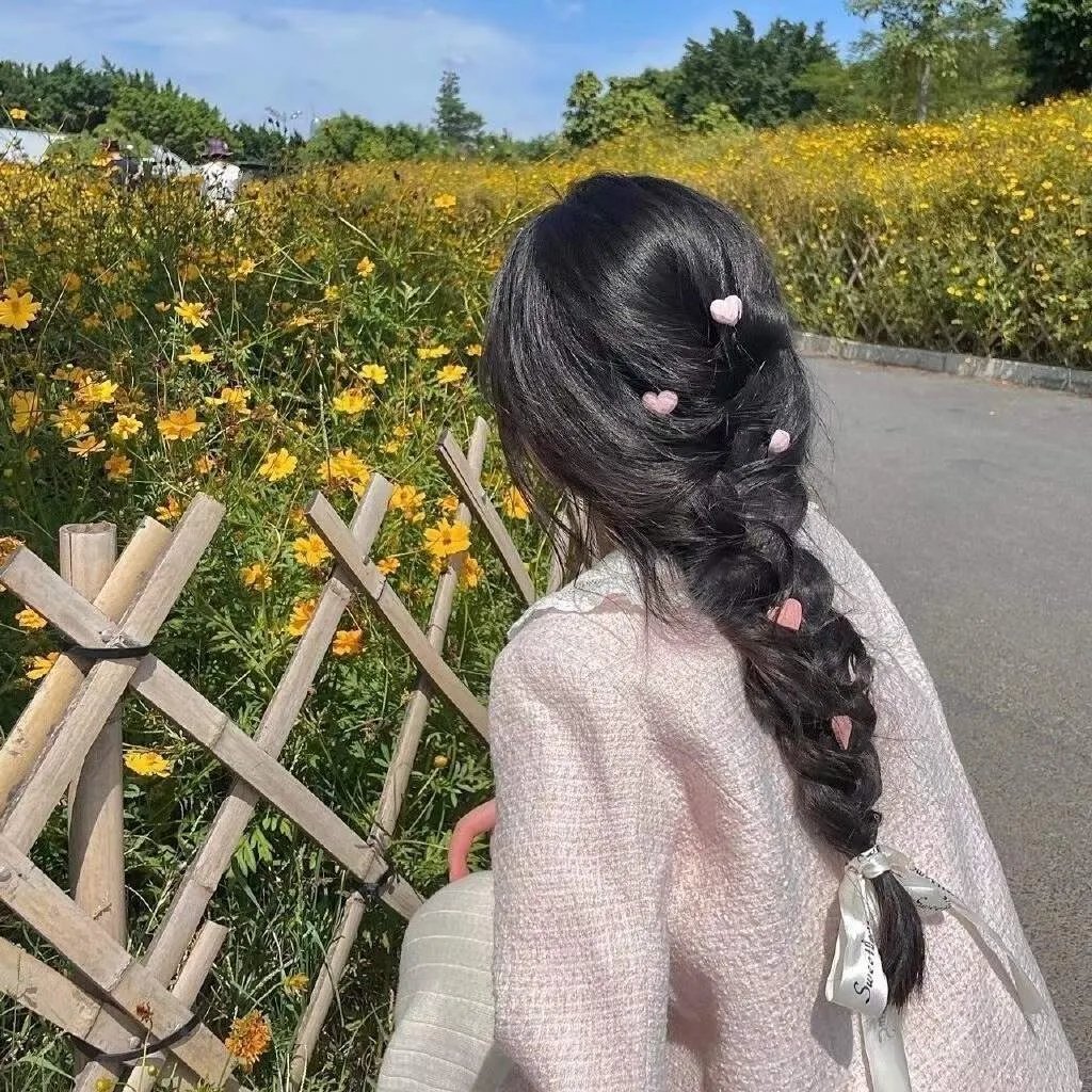年轻女孩爱过来